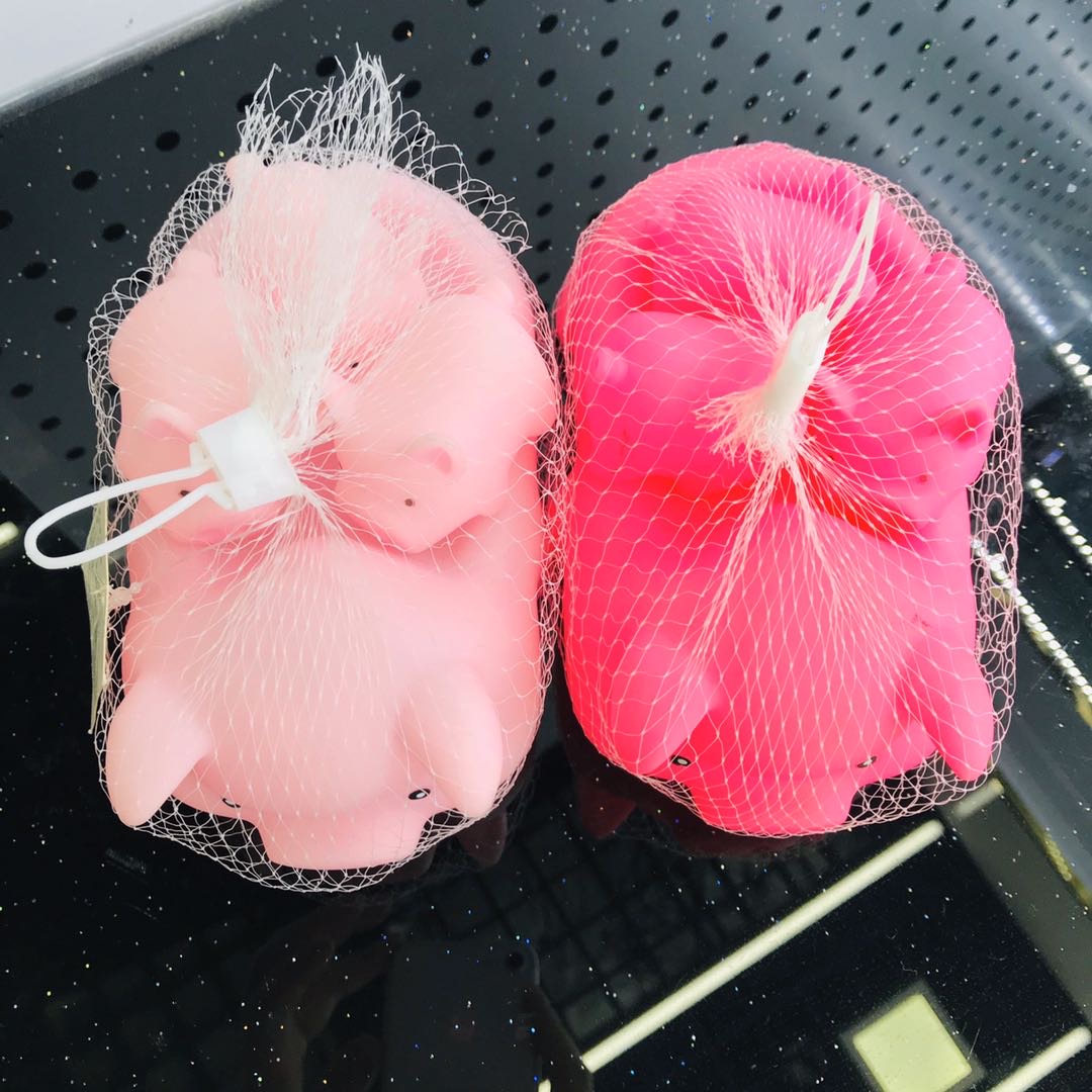 Children's toys: Little pink pig, little red pig, Bathing pig details Picture