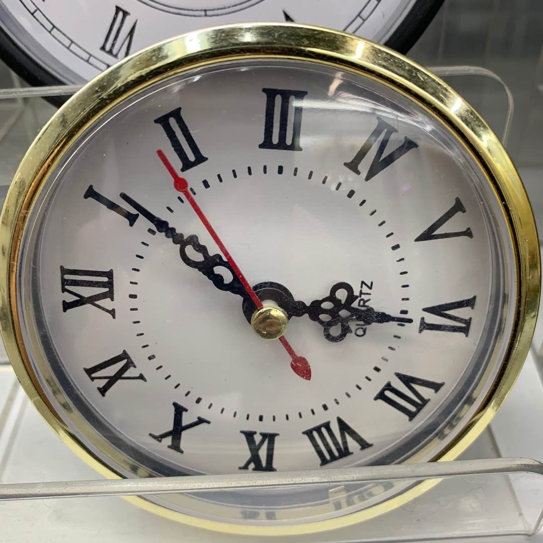 Yiwu good goods simple fashion small clock clock wall clock small hanging electronic wall clock gold frame