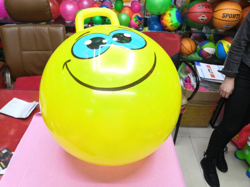 45公分PVC球手柄球爱脸球幼儿园水上充气玩具厂家