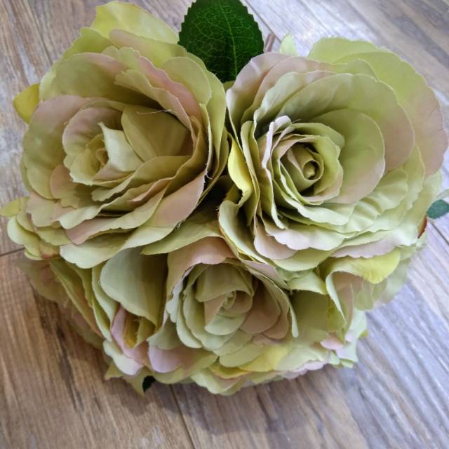 The yellow and pink rose artificial flower decoration is made of pvc plastic for gardening, which is pollution-free and has a thick density The yellow and pink rose artificial flower decoration is made of pvc plastic for gardening, which is pollution-free and has a thick density