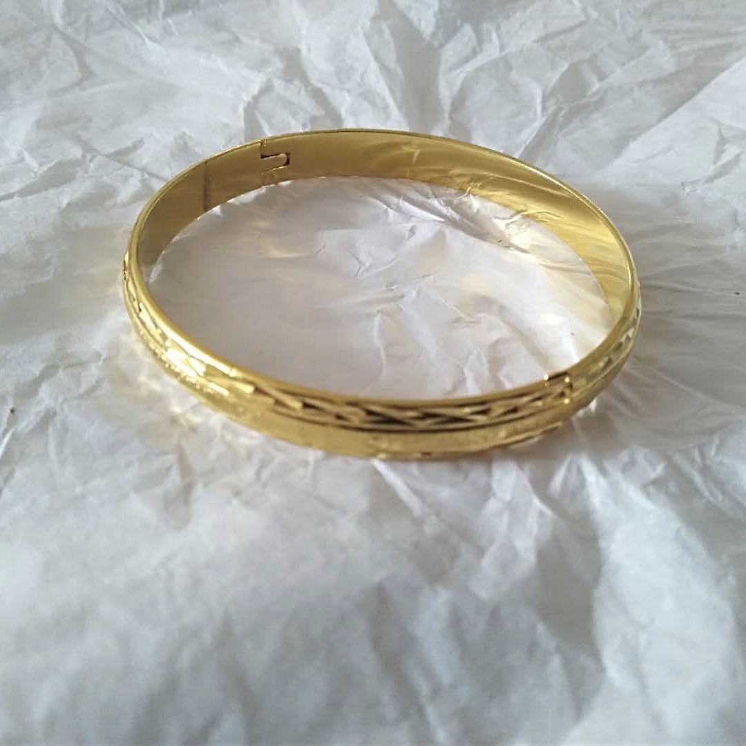 Japanese and Korean version exquisitely carved bracelets, electroplated real gold color-preserving jewelry, trendy gold jewelry details Picture