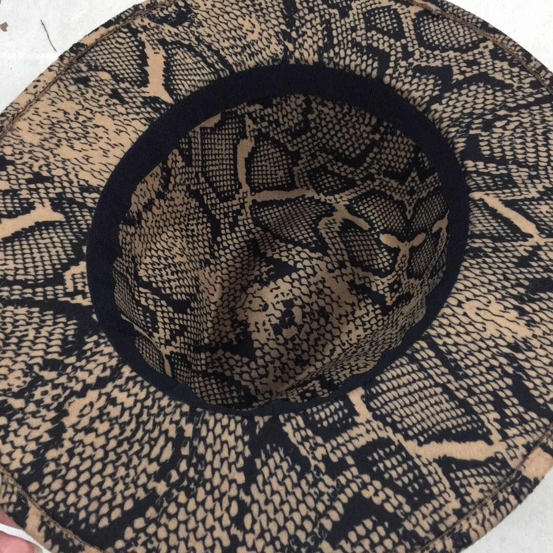 A wide-brimmed leopard print sun hat, a top hat, a woolen beret, a fashionable travel hat without a brim, a painter's hat Specification image