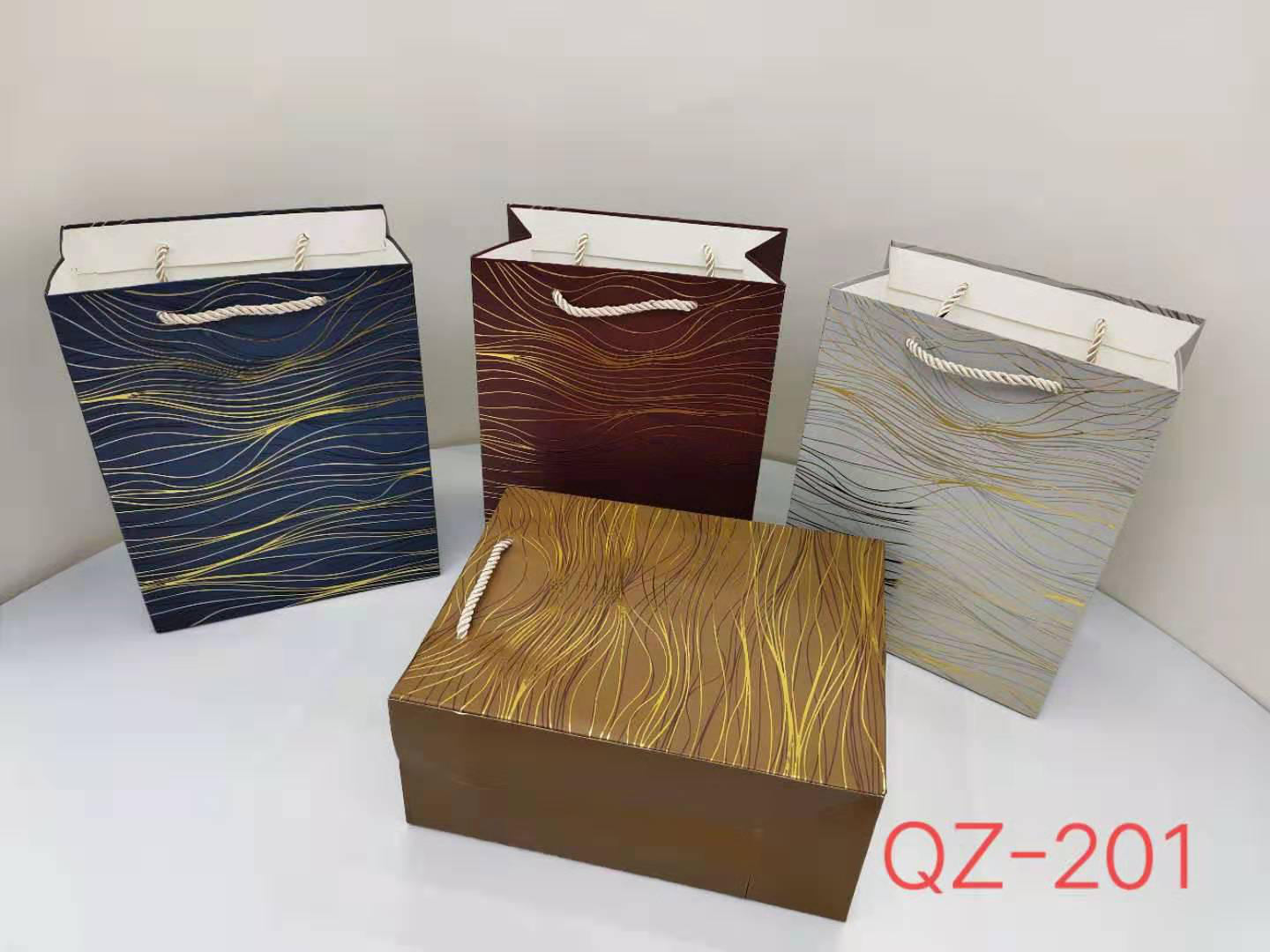 简单批发日常烫金礼品袋四色混服装包装纸袋手提袋