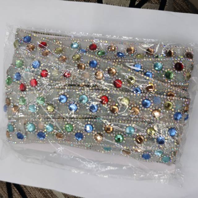 彩色水钻灰色布料手缝线钻条服装舞台表演服装辅料配件钻产品图