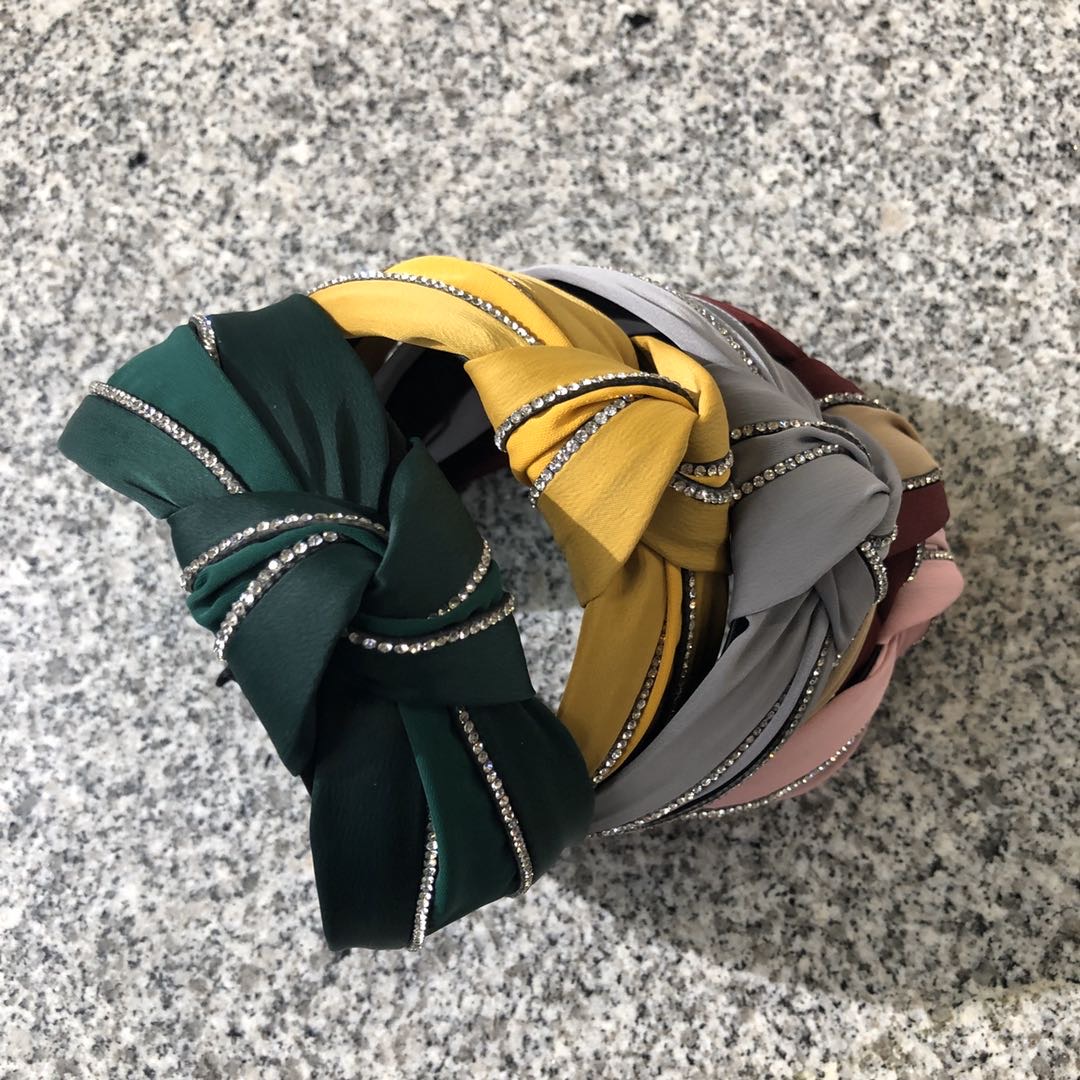 The same style of fabric hair band, bow, diamond and knot headband as the popular ones in Japan and South Korea. It's a fashionable wide-brimmed hairpin for women and a sweet hair accessory