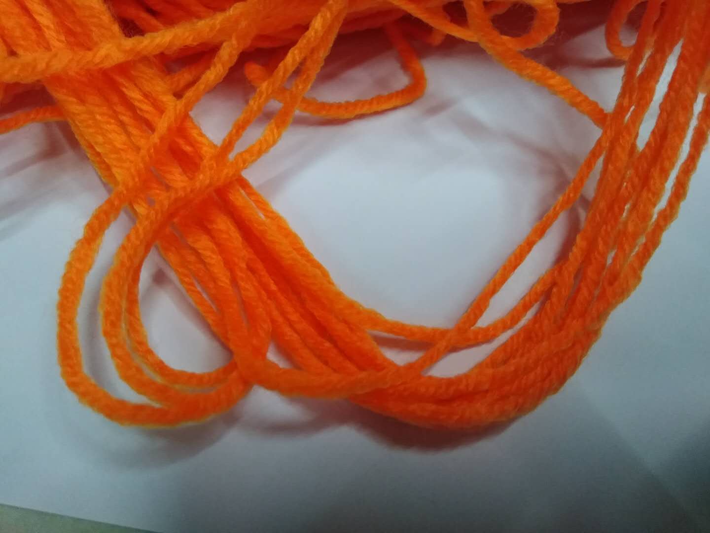 The new single-color yarn handicrafts feature a variety of medium and thick acrylic yarn colors and styles Specification image