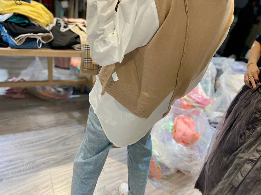 粽白范2020春款时尚潮流欧货女装假两件卫衣衬衫袖宽松大版显瘦T产品图