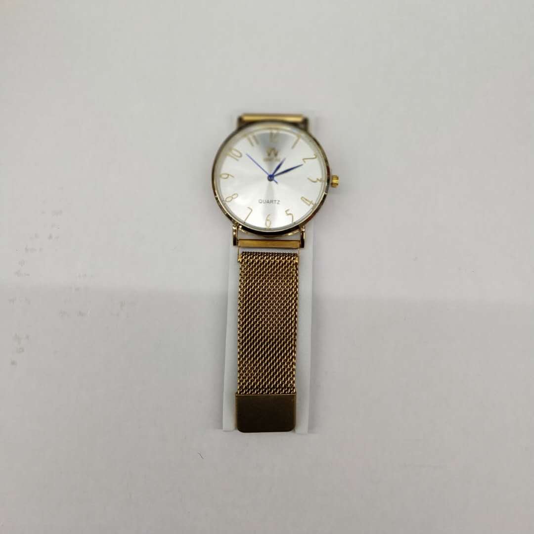 Trendy and fashionable waterproof magnet clasp men's watch