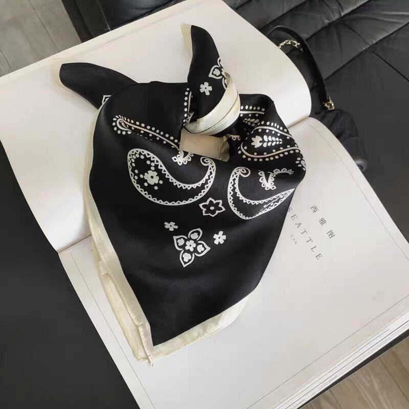 Stylish Black Decor With A Simple And Elegant Scarf