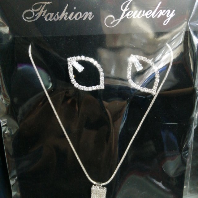 Fashionable full diamond pendant earring set, two-piece accessory, Korean-style gold-plated jewelry factory direct sales, hollowed-out teardrop claw chain Specification image