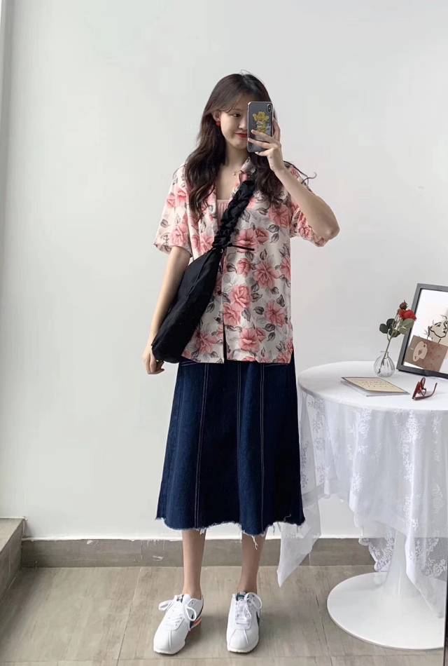 Ae 2020 Summer Korean Edition Trendy Fashion Versatile Hong Kong-style retro large flower loose feature short-sleeved shirt for women details Picture