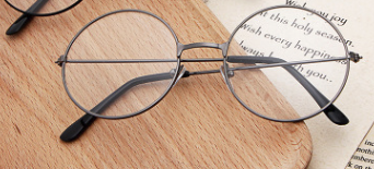 Bare-faced soft girl, thin-framed dressing glasses, retro trend, artistic style, flat glasses, round myopia glasses details Picture