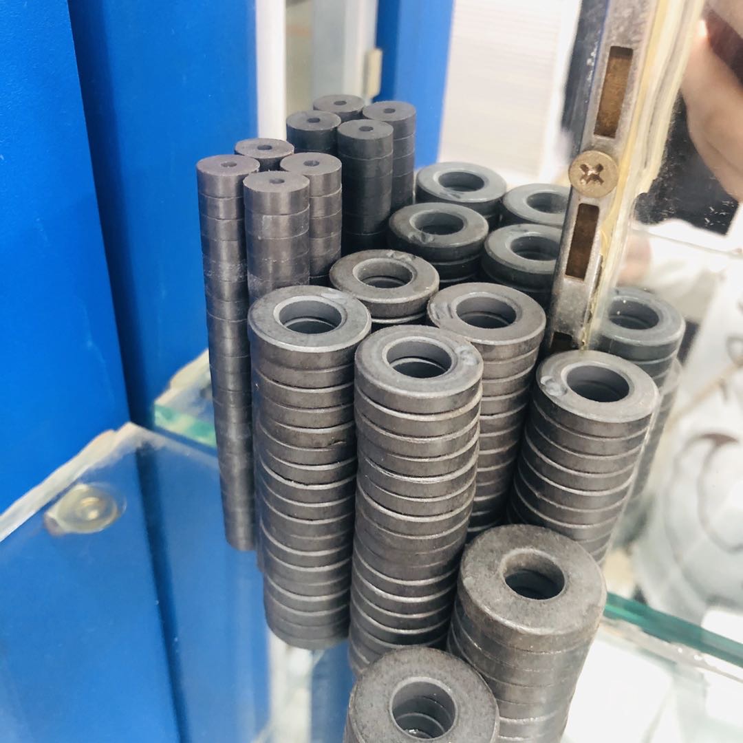 铁氧体磁铁圆形大中小号黑色吸铁石产品图