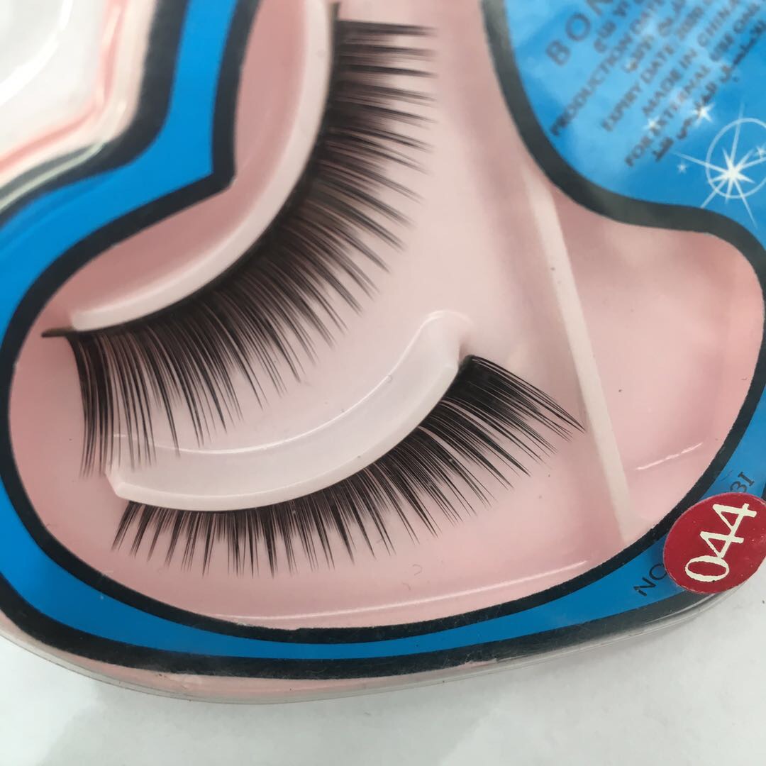 Natural false eyelashes with a plain flat effect in a heart-shaped box packaging details Picture
