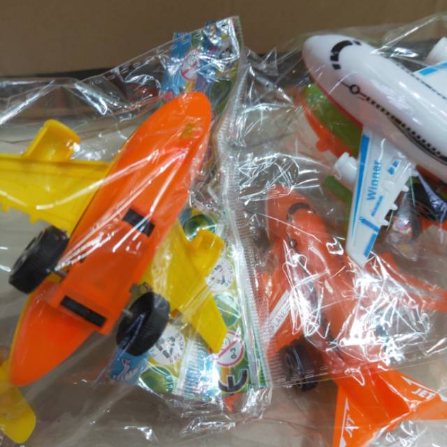 儿童塑料赠品玩具飞机。