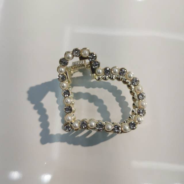 Sweet and charming girl, heart, pearl, water diamond, versatile grab clip, hair clip, headwear, lady, medium-sized, elegant and stylish grab clip, Korean hair clip manufacturer wholesale, side clip, top clip, half clip, bangs clip, bun hair clip, hair clip for girls Application Scenario