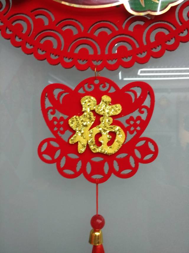 Flocked hollowed-out "Fu" character pendants, Spring Festival decorative hollowed-out handicrafts, festive and festival supplies Specification image