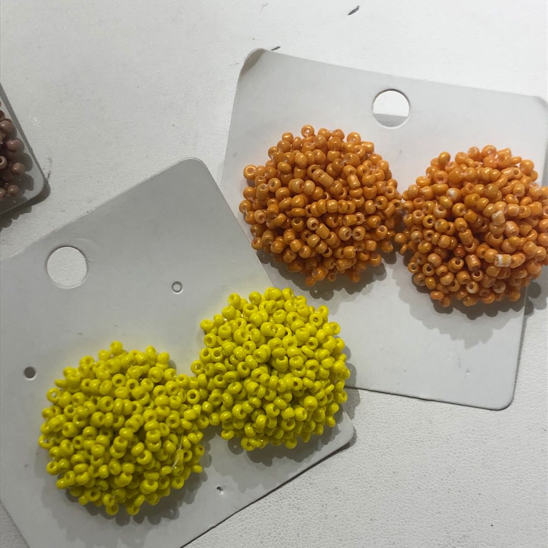 New round rice bead earrings, elegant ear hooks, anti-allergy accessories, simple and versatile accessories Specification image