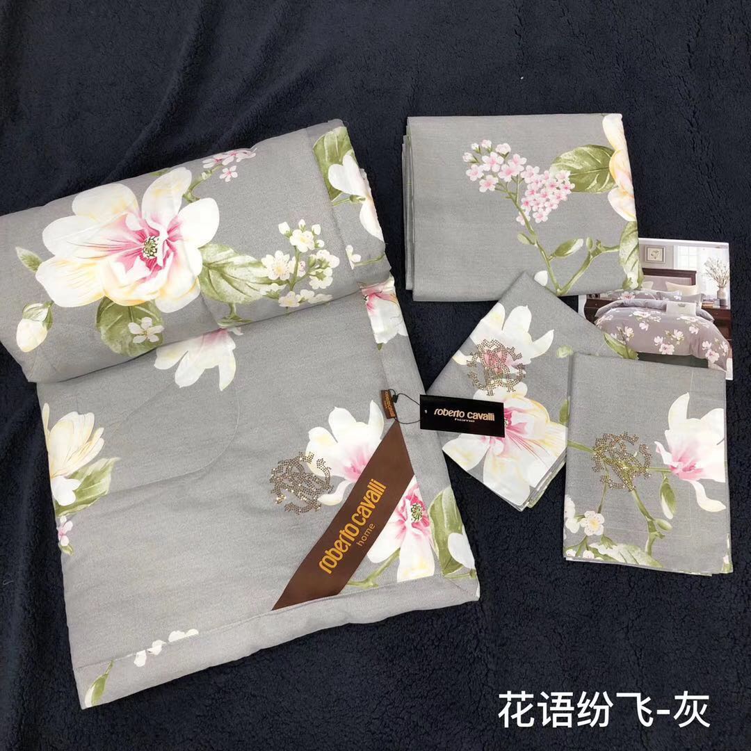 Summer Quilt Set In Four Pieces details Picture