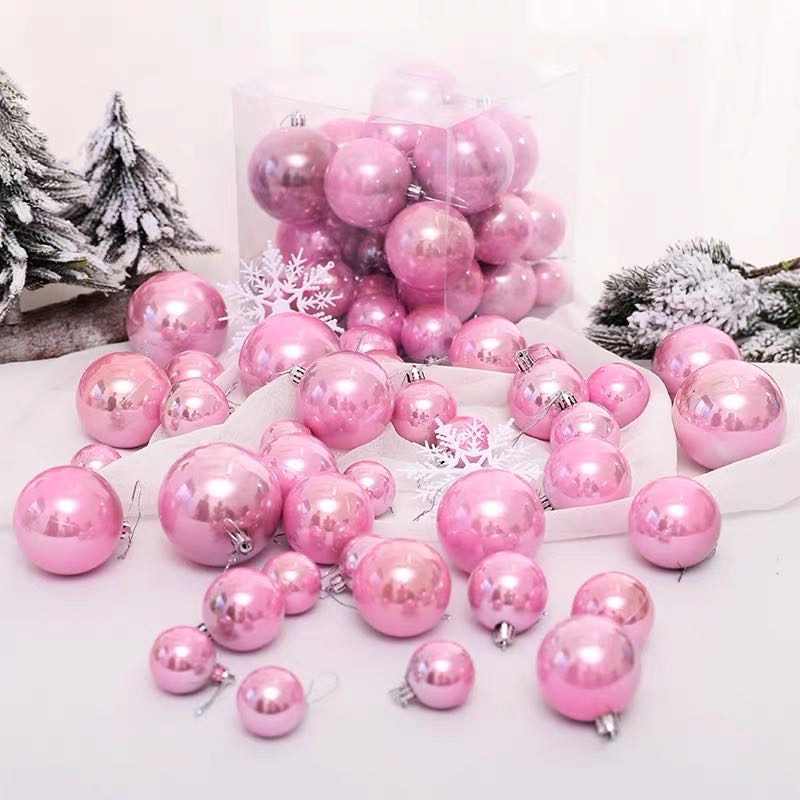 Christmas decorations: colorful balls, bell strings, Christmas tree ornaments, shopping mall and hotel decorations, store roof and window display ornaments Specification image