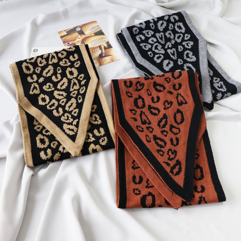 Ladies' scarves are versatile and fashionable, available in a variety of spots and colors for autumn and winter details Picture