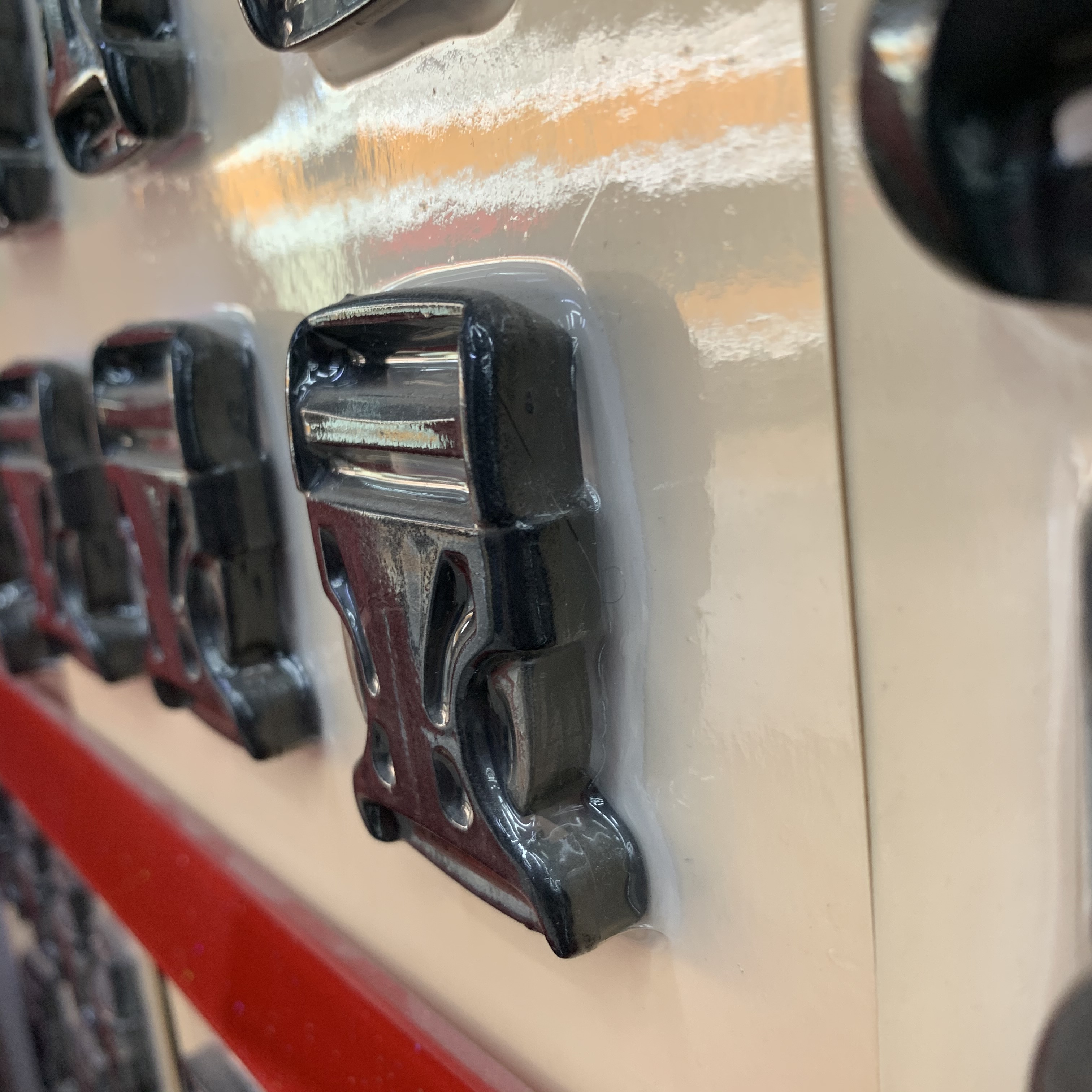 The hardware parts of the shoulder strap on the schoolbag, the metal fixed buckle, the bag button, the accessory buckle, the snap buckle, the lock, and the QQ label Specification image