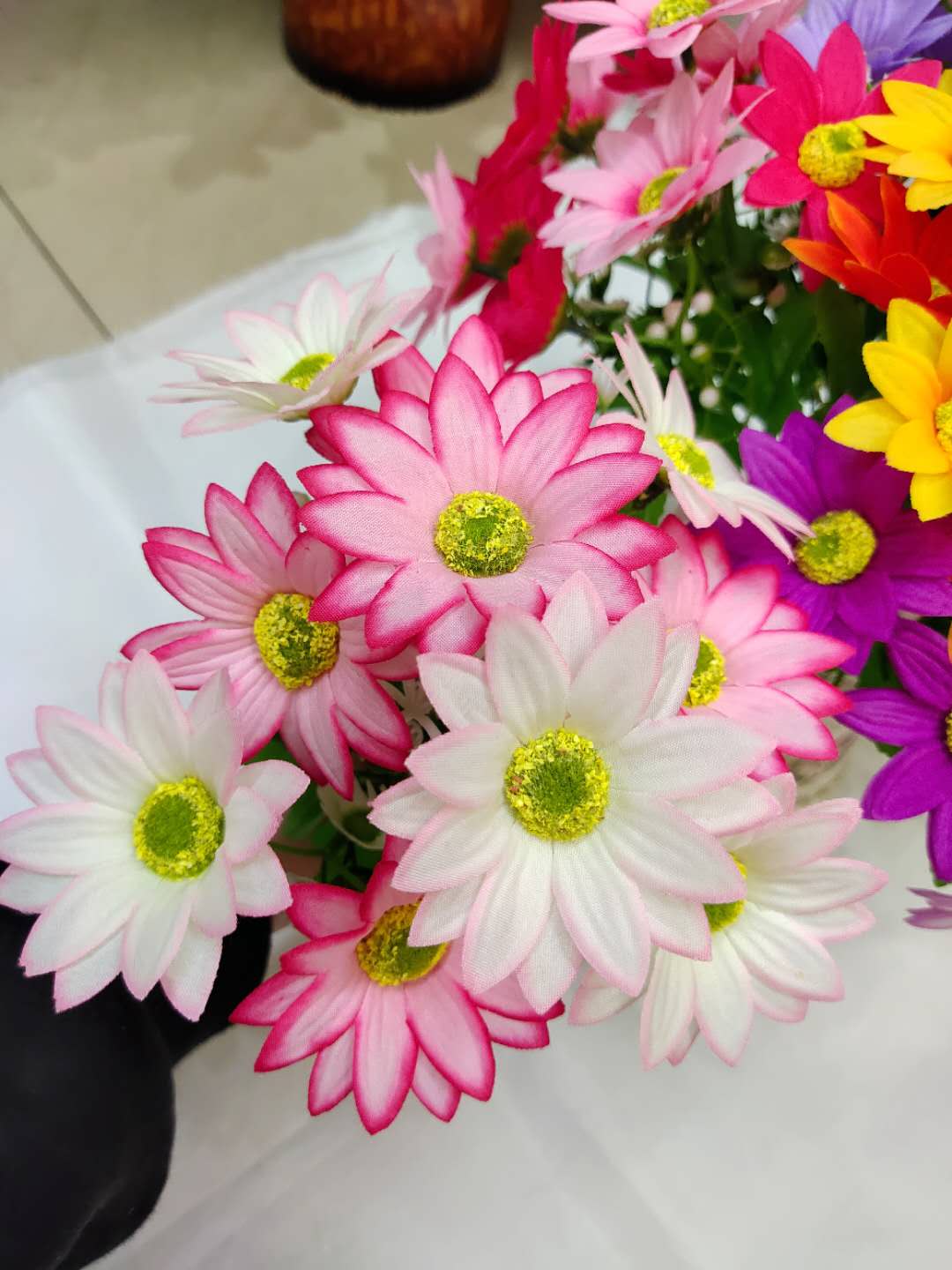Install artificial flowers such as pearl dahlia and artificial flowers outdoors at home Specification image
