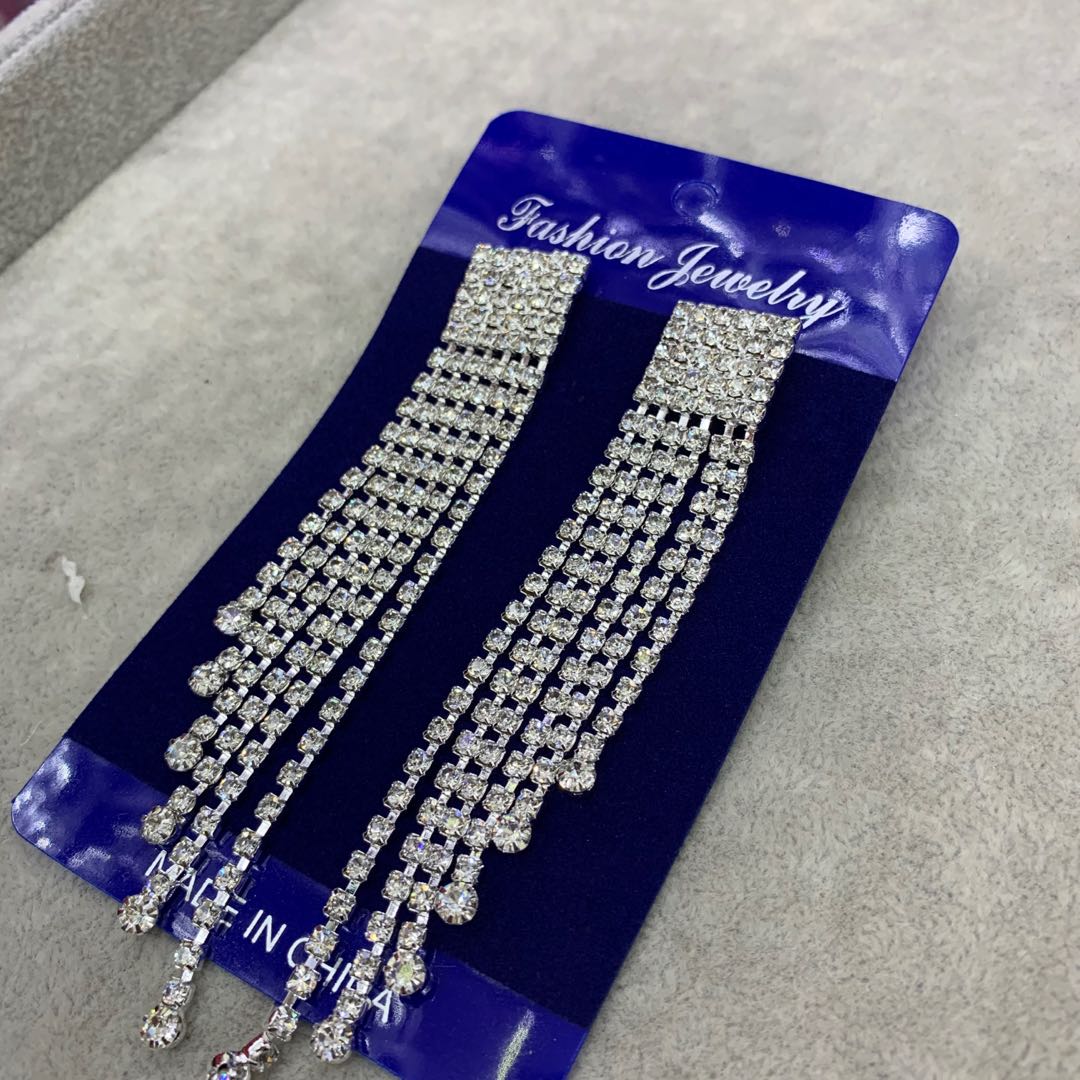 Diamond-encrusted tassel earrings are stylish and versatile, trendy bridal earrings Specification image