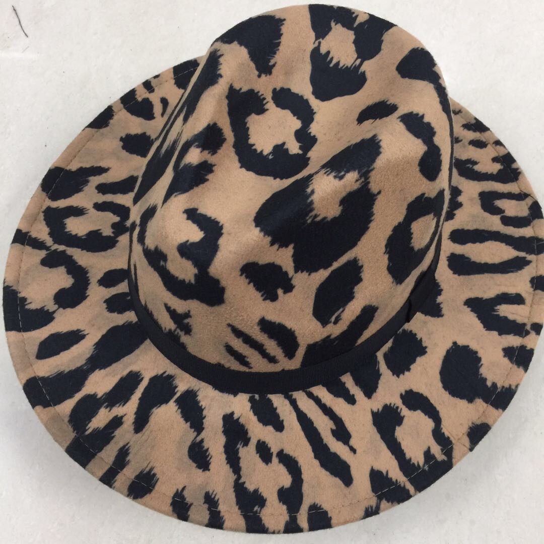 A wide-brimmed leopard print sun hat, a top hat, a woolen beret, a fashionable travel hat without a brim, a painter's hat
