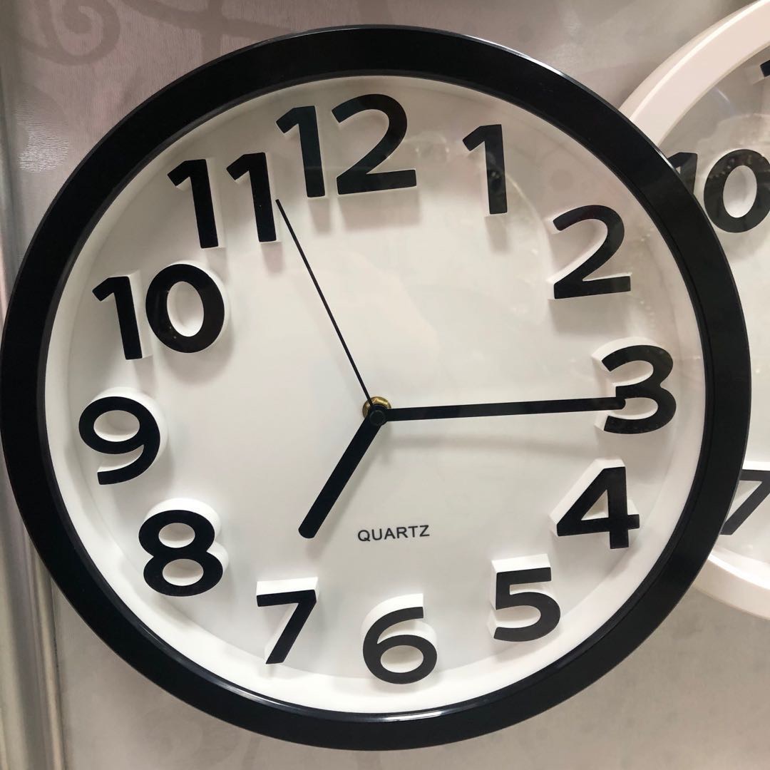 A simple and fashionable living room silent art, personalized three-dimensional quartz wall clock