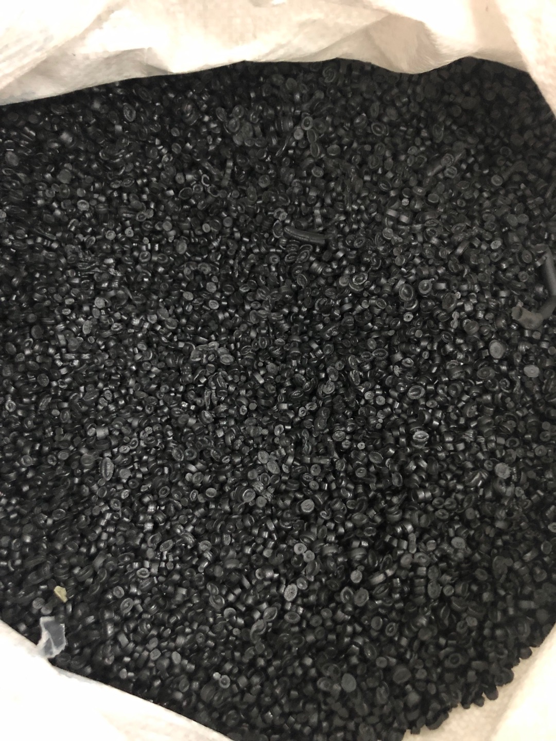 浩云塑料黑色大颗粒状软性塑料高压（回料）图