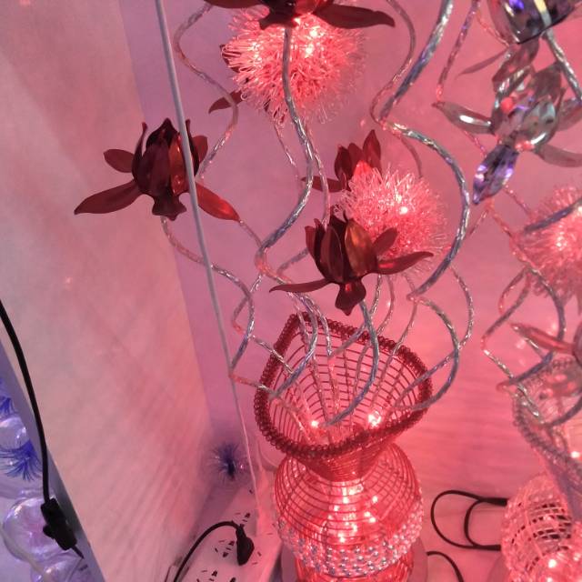 水晶台灯卧室床头灯客厅欧式新居装饰温馨红色玫瑰花结婚生日礼物。图
