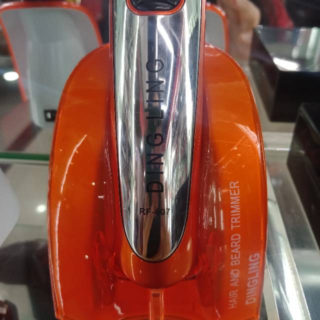 纯白色不锈钢男士专用剃须刀产品图