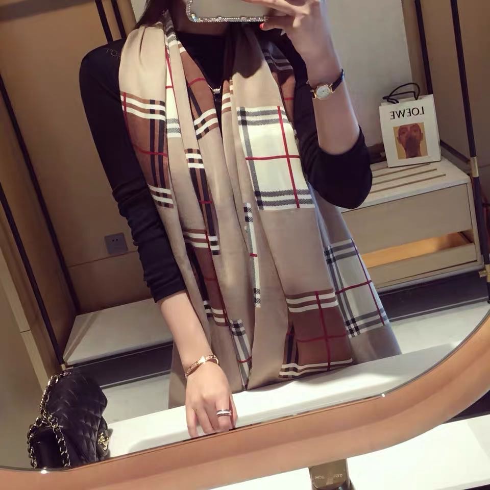 The Classic Plaid Scarf And Shawl Are Extremely Long And Stylish Specification drawing