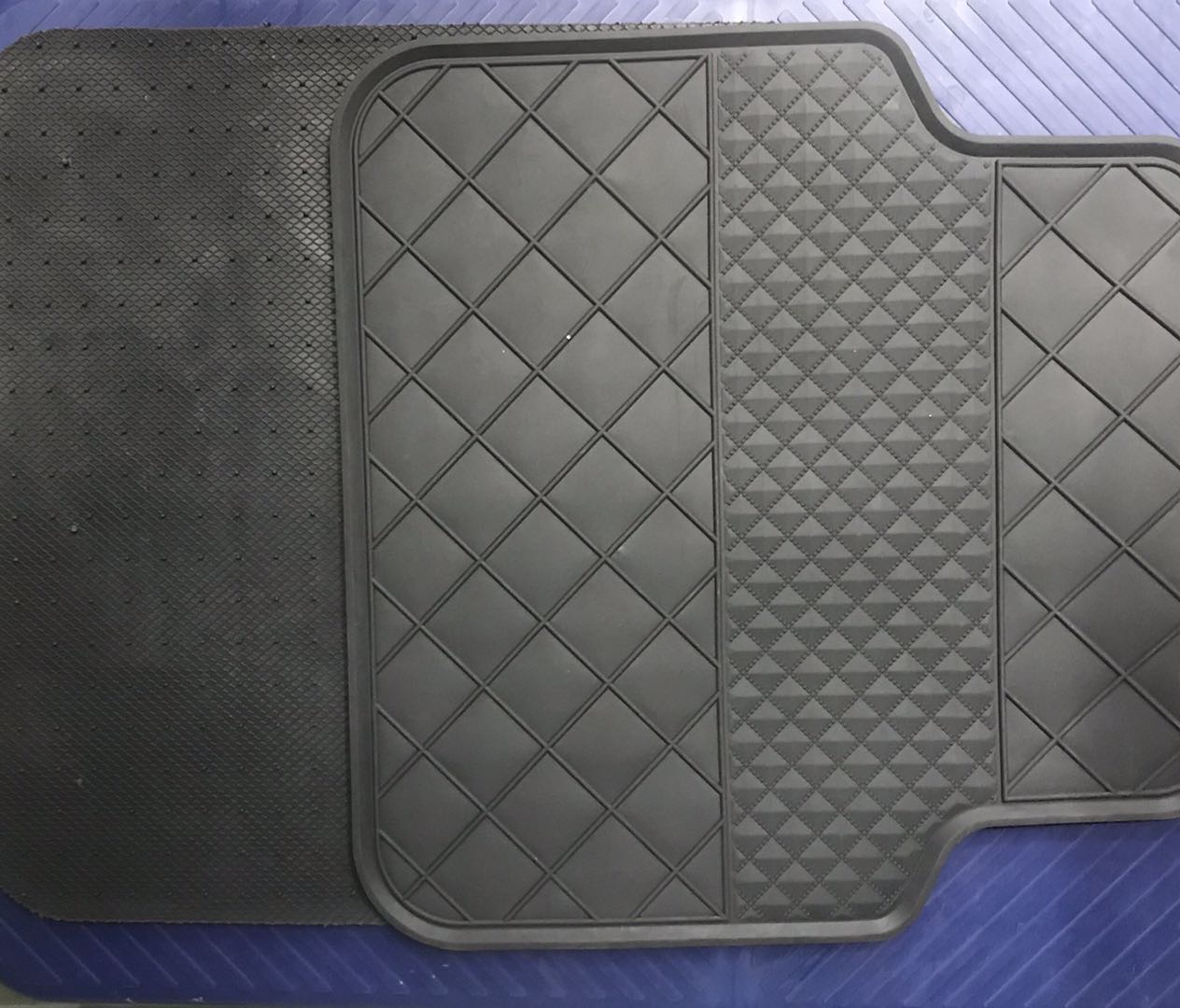 The new cartoon car floor mat is cute, easy to clean and can be cut. It is a single-piece cartoon latex floor mat suitable for all cars Specification image