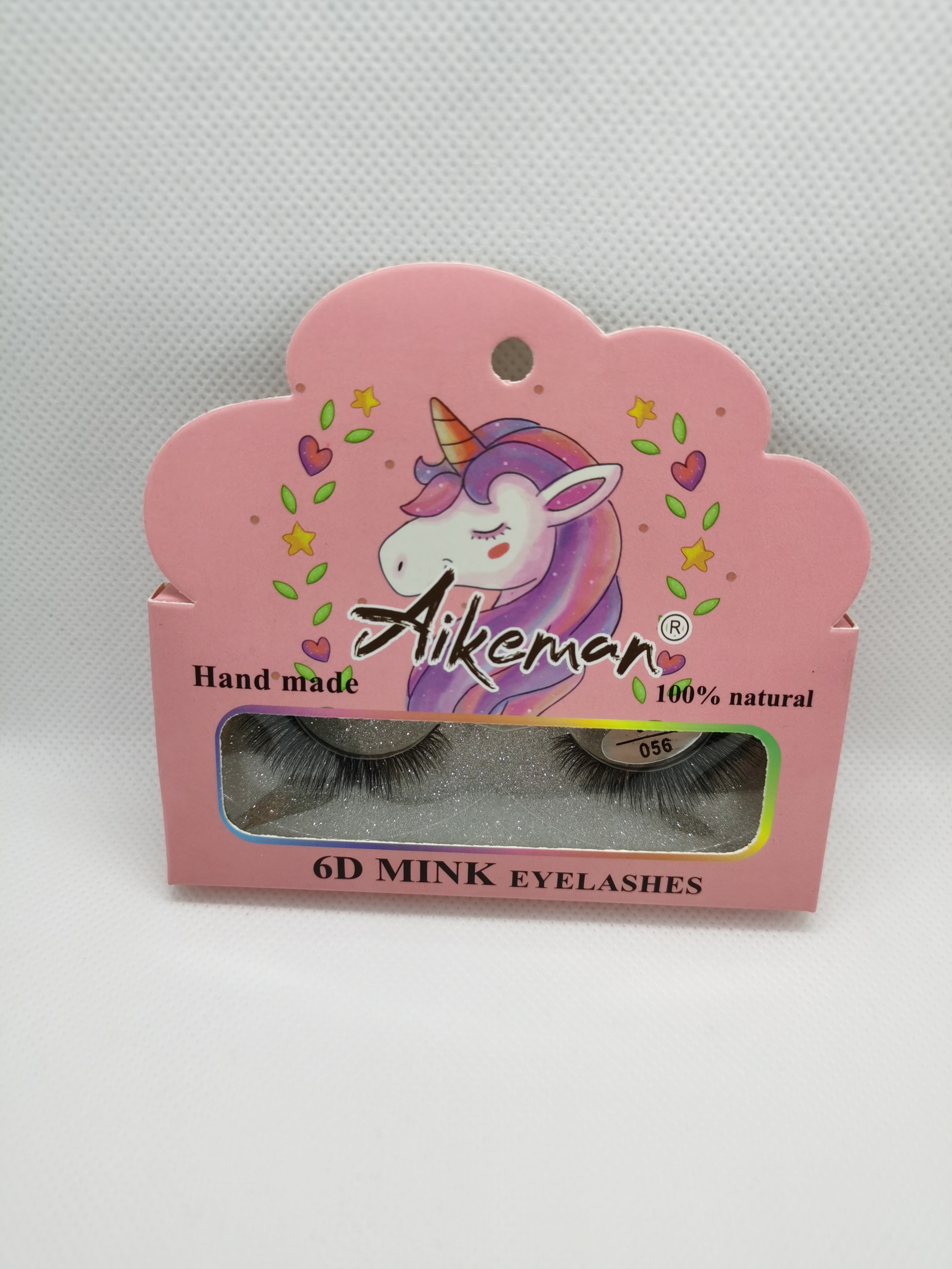A woman with false eyelashes has a natural and thick 6D three-dimensional face without makeup, simulating hard stems to support double eyelids and air eyelashes