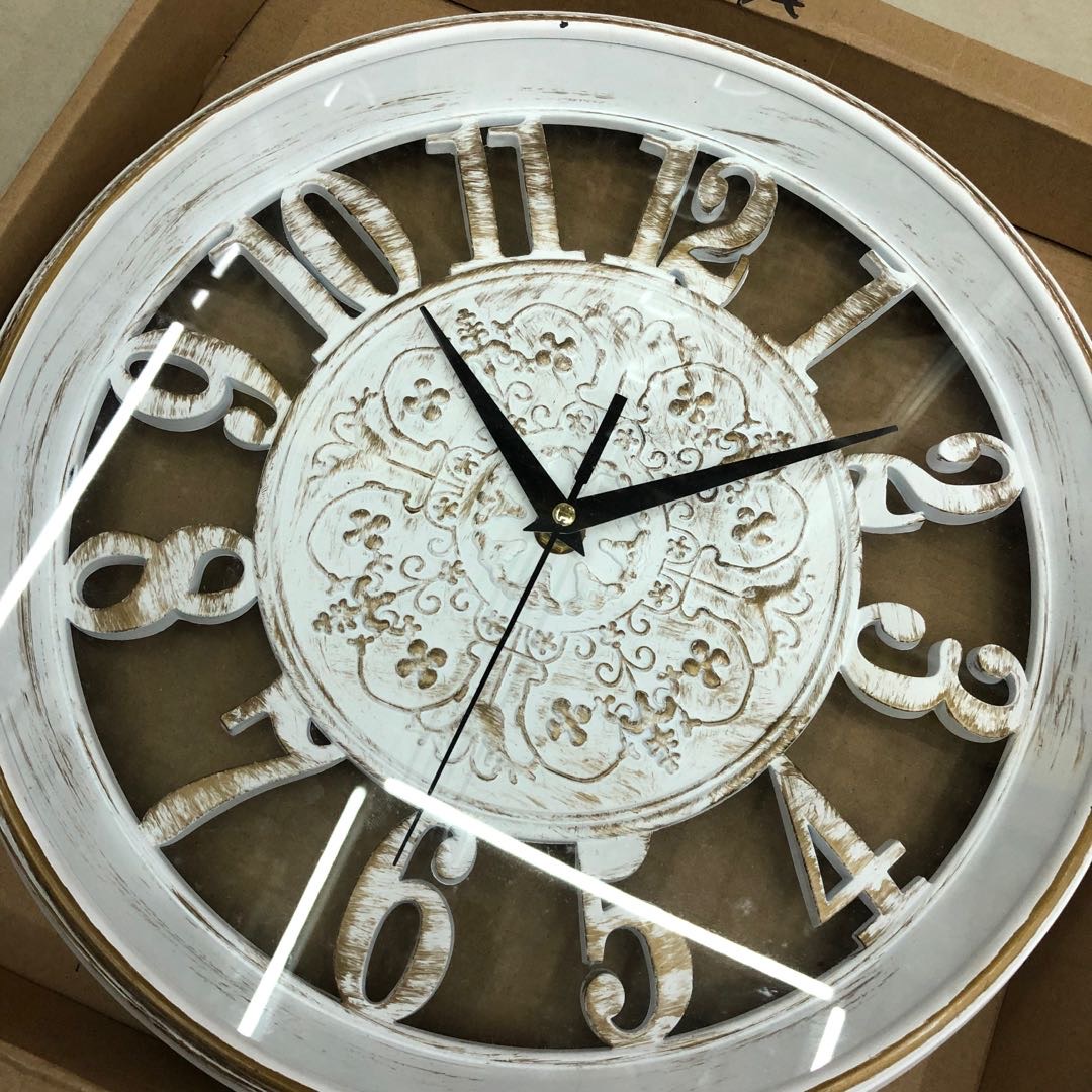 الخشب اليوروفورم الاوروبي هو عبارة عن نموذج مبتكر، وهو عبارة عن ساعة جدارية بيضاء في غرفة المعيشة details Picture