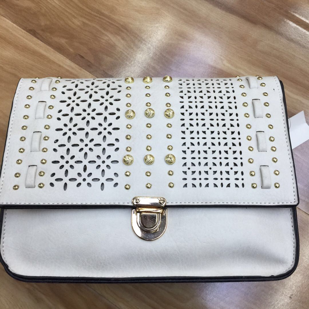 Trendy hollowed-out carved women's single-shoulder crossbody bag, fashionable black and white handbag, casual envelope, and miscellaneous bag