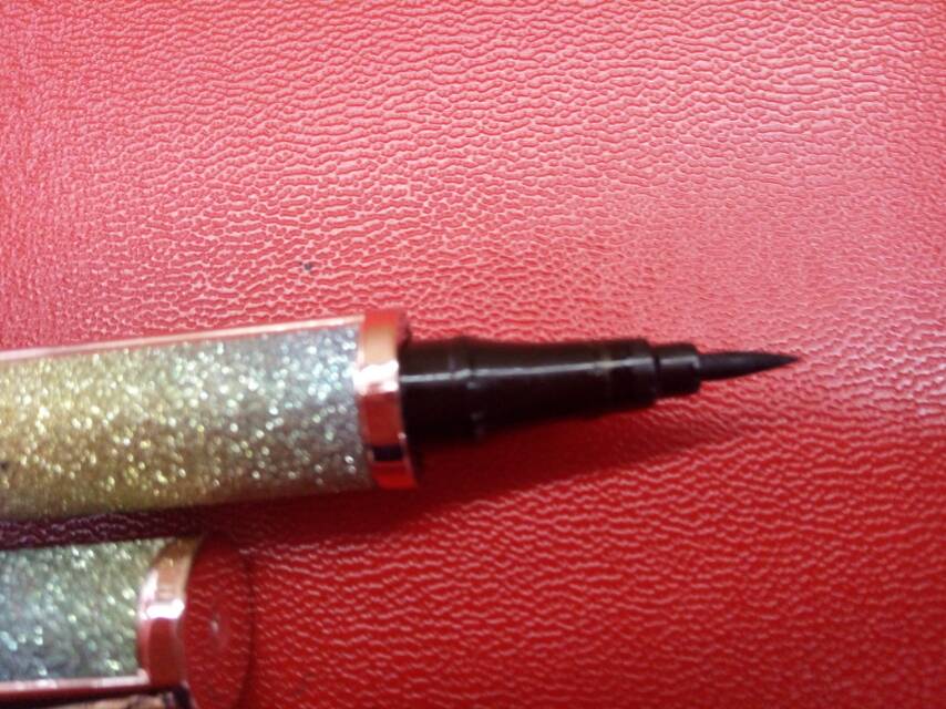Hengfang eyeliner liquid pen black cream is not easy to smudge, dries quickly, is waterproof and lasts long Specification image