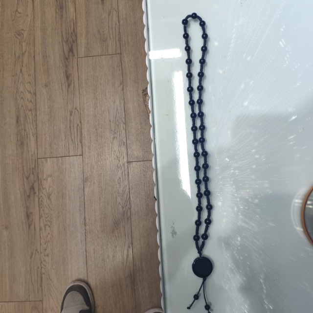 黑色圆盘型长款绳带珍珠项链