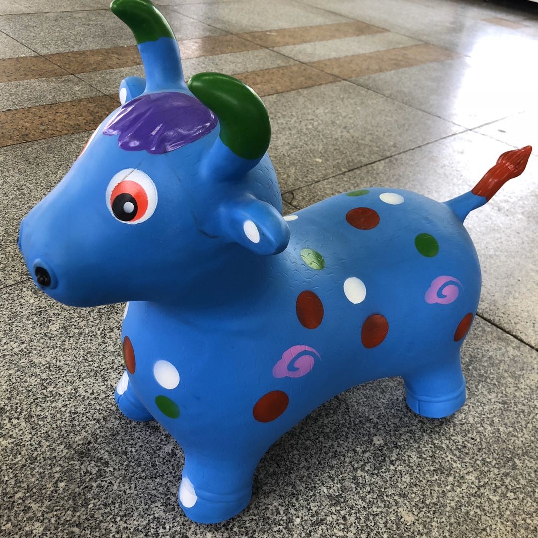 厂家直销高等环保塑胶蓝色充气动物牛玩具