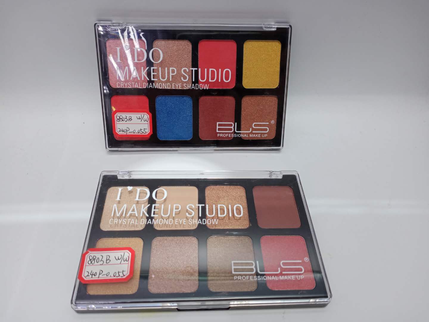 8-color glossy earth tone eyeshadow is water-resistant, sweat-proof and non-smudging