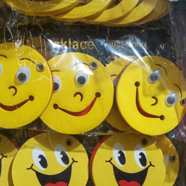 New style of metal and wood smiley face keychain pendant as a travel craft gift Specification image