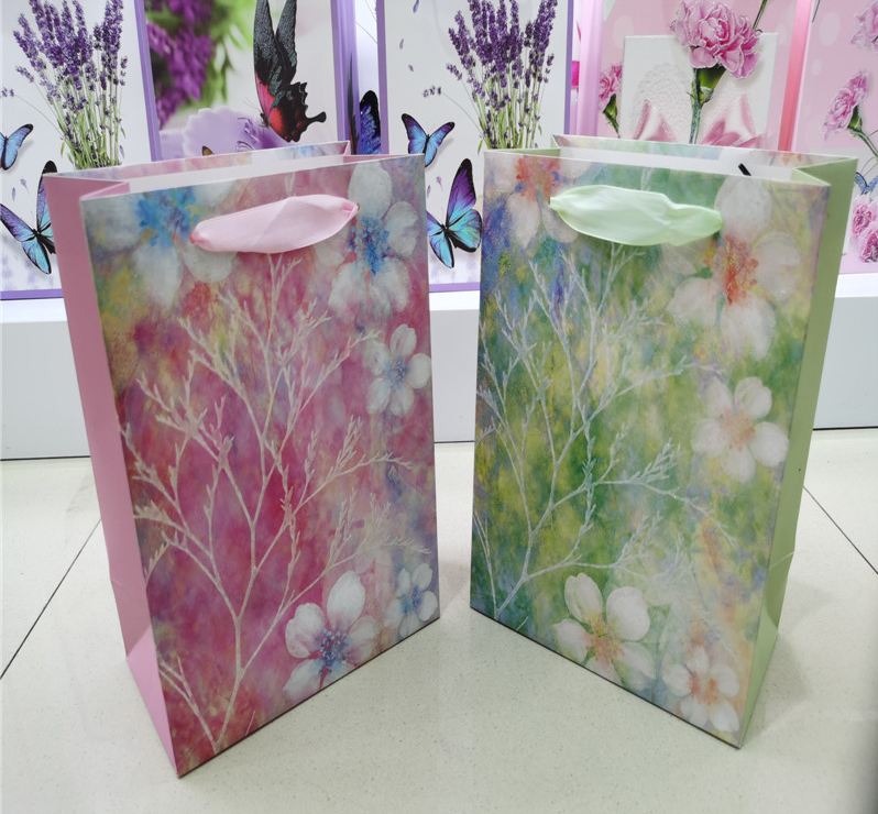 4004 Paper handbag, gift bag, paper handbag, flower and plant design gift bag, hand-held full figure