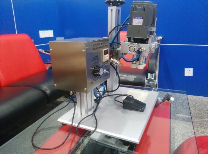 The factory direct sales dual-motor desktop pneumatic capping machine is suitable for various bottle capping machines details Picture
