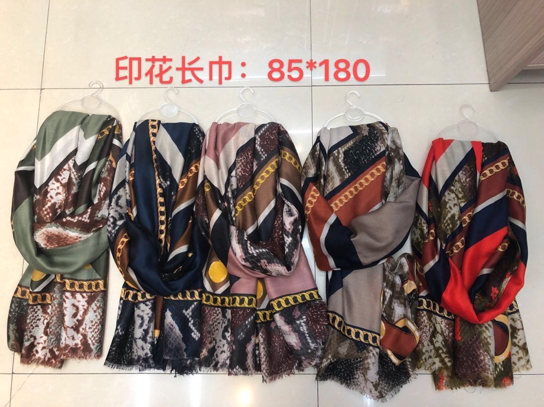 女士时尚潮流爆款围巾锻面印花长巾细节图