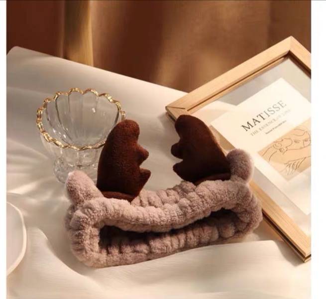 A popular online bestseller, a simple hair band for girls to wash their faces and tie their hair