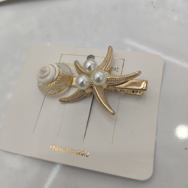 Dongdaemun, South Korea, a set of pearl and crushed stone hair clips, with a sweet and girlish side clip, is a hair accessory for girls