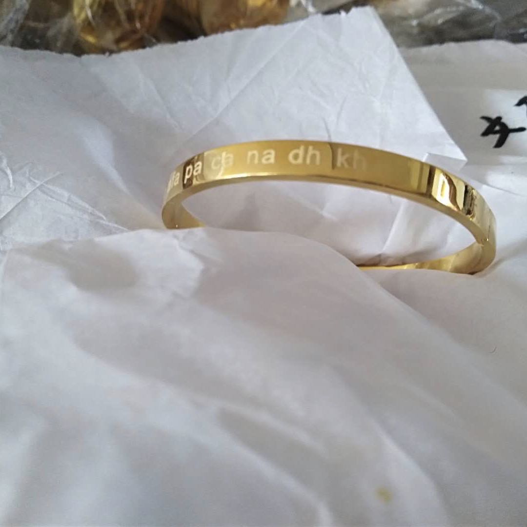 European and American trend letter bracelet jewelry, electroplated real gold color-preserving accessory, popular and versatile jewelry details Picture