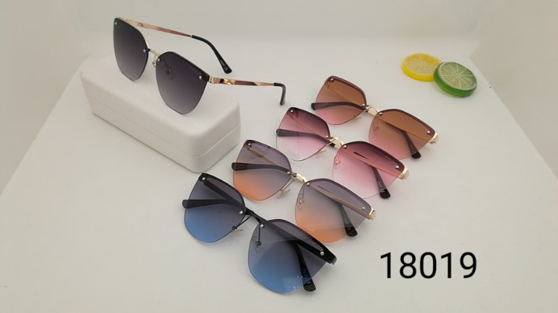 新品时尚墨镜大框方框太阳镜偏光镜韩版网红潮人高档彩色 PC女士款7565